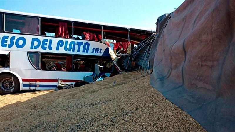 URGENTE: Son Seis Los Muertos Tras Choque Entre Un Colectivo Y Un Camión