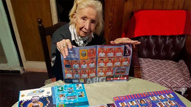 Abuela invierte jubilación en figuritas: “Vivo un momento único con mis nietos”