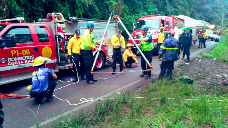 Al menos nueve muertos tras la caída de autobús a un precipicio en Costa Rica