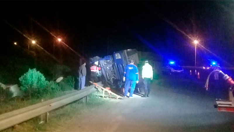 Camión despistó y volcó en la rotonda de acceso a Chajarí