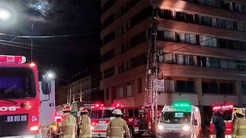 Cerca de 900 evacuados al incendiarse un edificio en Bariloche