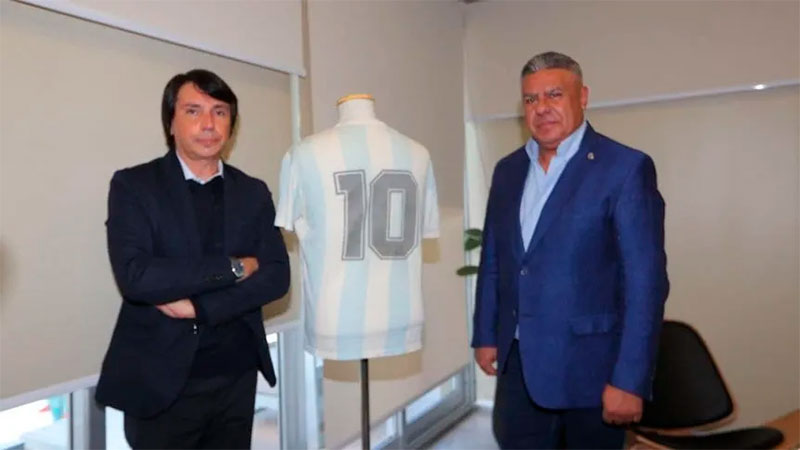 La camiseta que Maradona usó en la final de México ’86 regresó al país