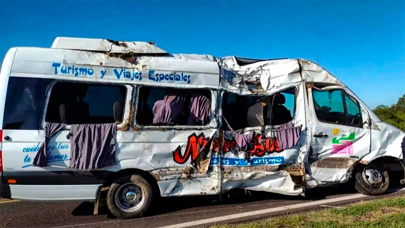 Vuelco de minibús que trasladaba chicos: creen que conductor se habría dormido