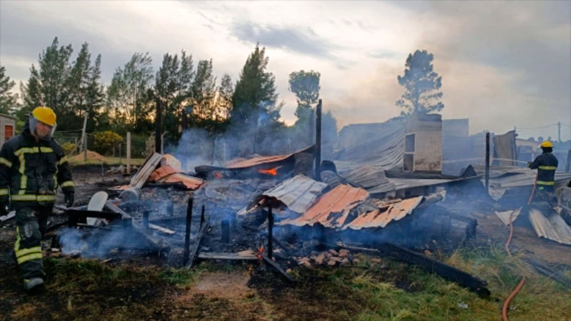 Tragedia en Uruguay: murieron dos niños y una mujer tras incendiarse su casa