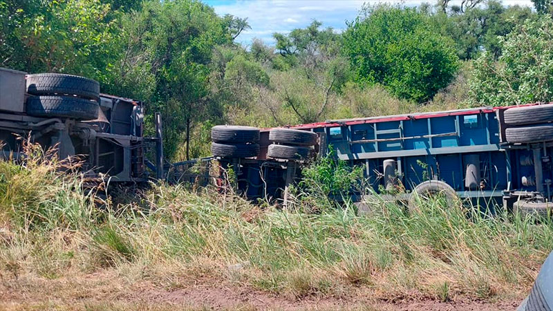 Camión cargado con soja volcó en ruta entrerriana por desperfecto mecánico