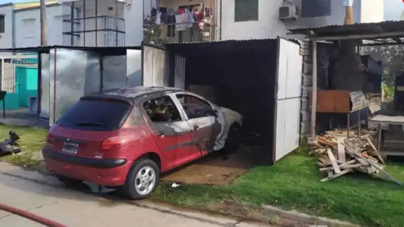 Concepción del Uruguay: Un auto fue consumido por las llamas tras un incendio en una vivienda