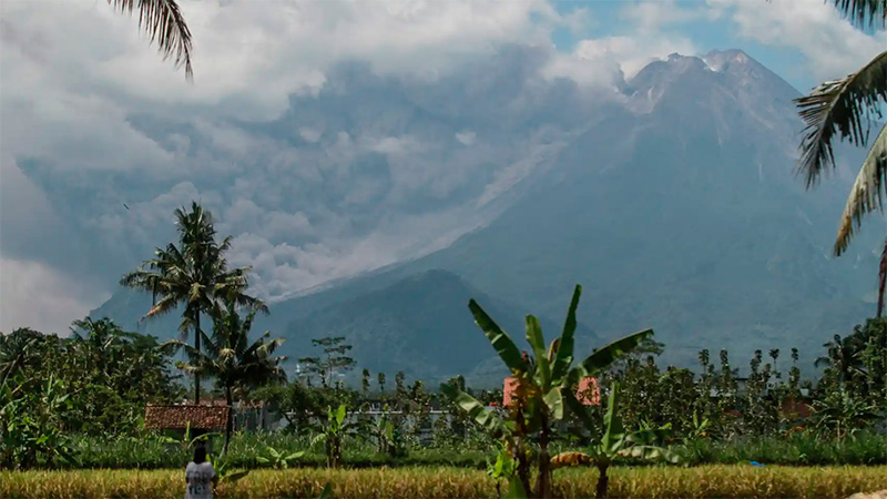 El volcán Monte Merapi entró en erupción
