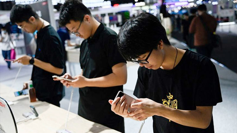 China busca limitar el uso de dispositivos electrónicos en niños y adolescentes