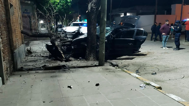 Fuerte choque entre un auto y una camioneta en La Paz
