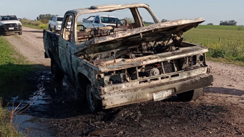 Camioneta quedó destruida tras un incendió en Urdinarrain