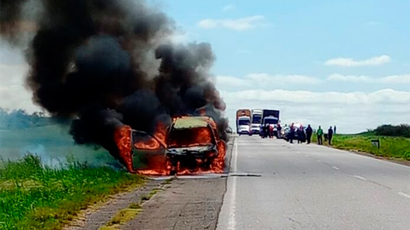 Camioneta se incendió mientras circulaba por el departamento Uruguay
