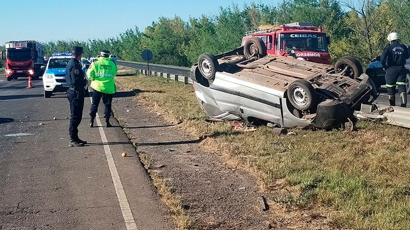 Volcó una camioneta en la ruta 12 y tres personas resultaron heridas