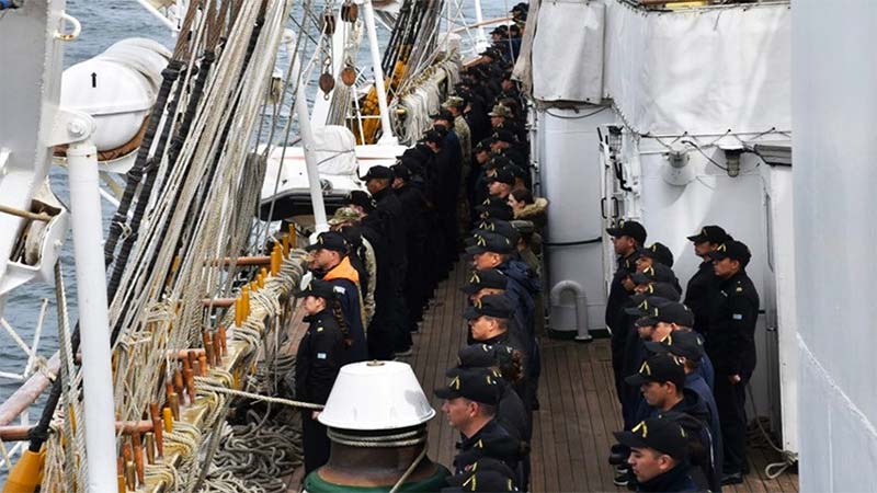 La fragata Libertad rindió homenaje a los 44 tripulantes del ARA “San Juan”
