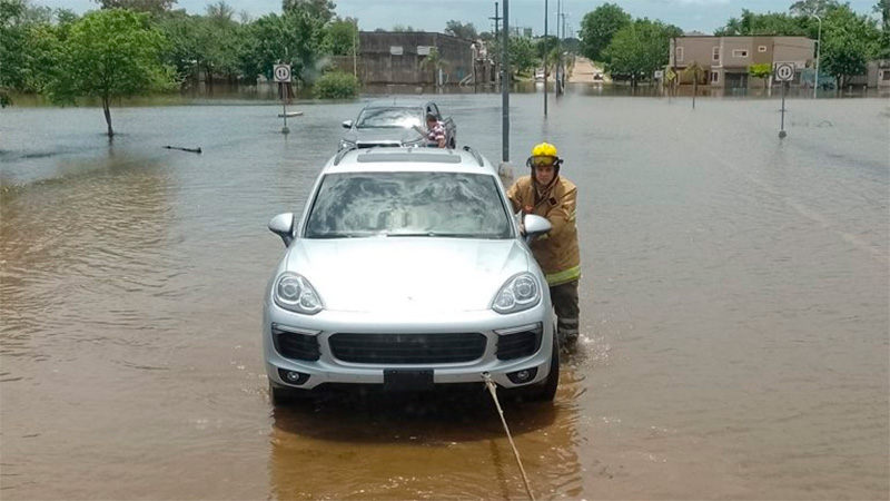 Rescataron a un hombre tras quedar atrapado dentro de su auto en zona inundada