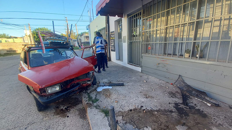 Automovilista impactó contra una vivienda en Paraná: el conductor tenía 1,53 g/l de alcohol en sangre