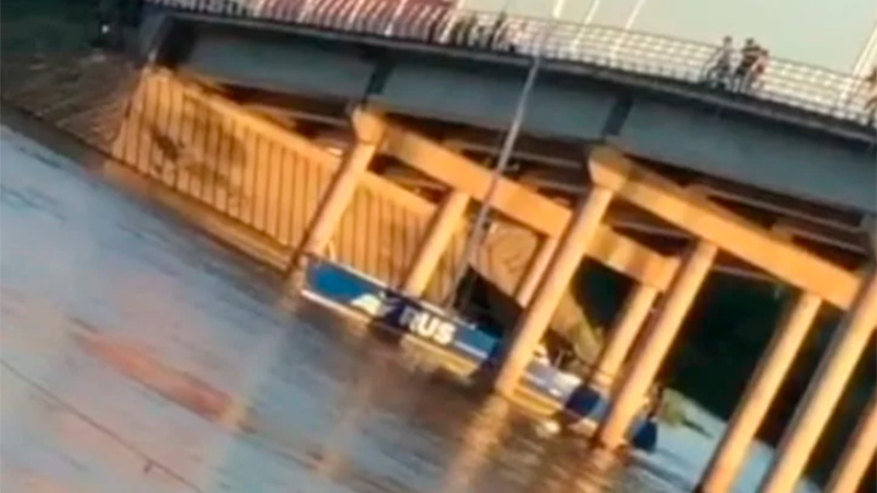 En Concepción del Uruguay un velero chocó el puente de la Isla del Puerto