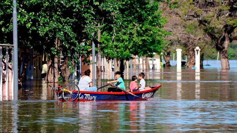 CONCORDIA BAJO AGUA: “Las familias salen de sus casas en canoas”