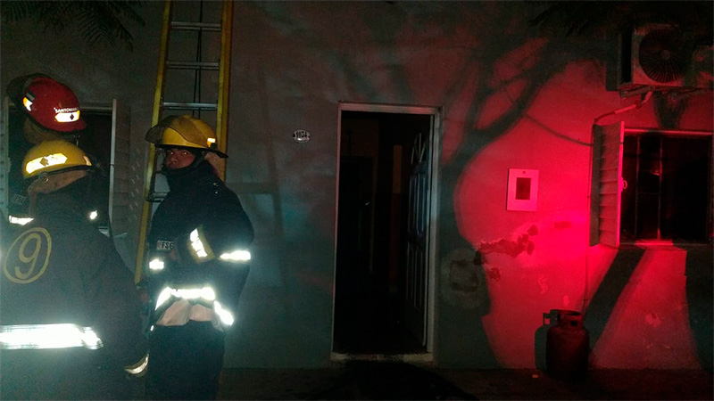 Sucedió en La Paz: cortocircuito en las luces de un árbol de Navidad desató el incendio en una vivienda
