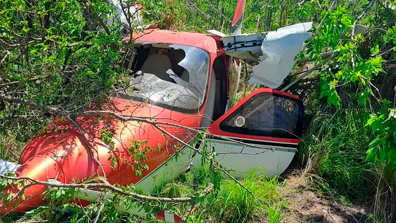 Avioneta cayó en un campo tras un aterrizaje de emergencia