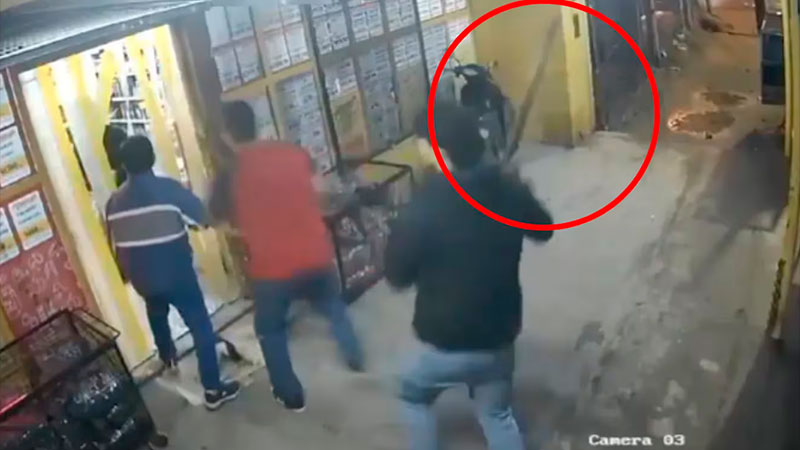 EL VIDEO: Discutió con cajero por el vuelto, llamó a amigos y lo atacaron a palazos