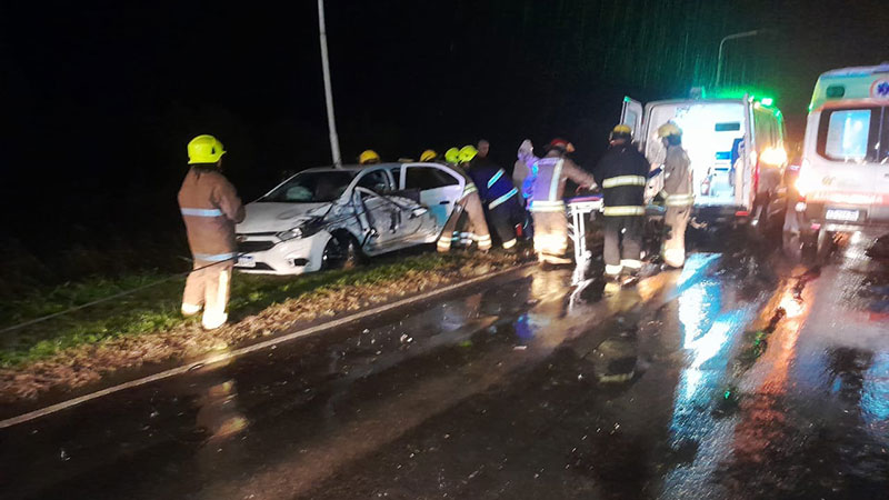 URGENTE: Grave choque en ruta entrerriana dejó tres personas atrapadas