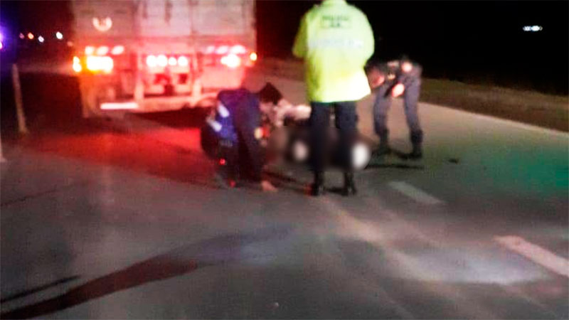 ¡URGENTE! Otro fatal accidente en Crespo: murió un motociclista tras chocar contra un camión