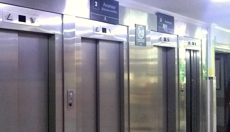 Una mujer quedó atrapada en uno de los ascensores del Hospital San Roque