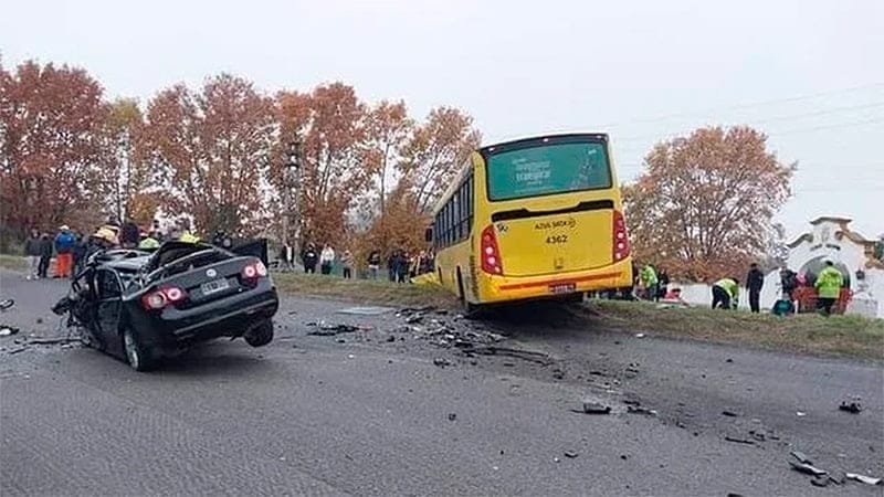 Un hombre murió en un impresionante choque entre un auto y un colectivo