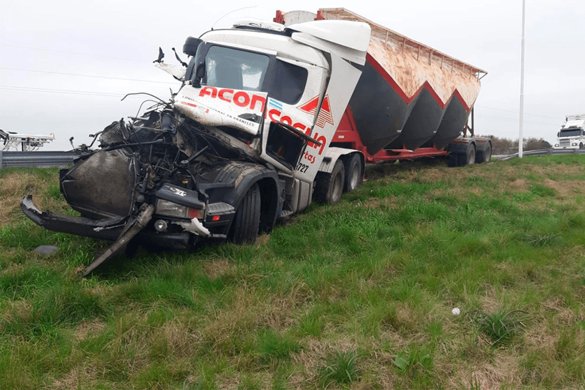 Dos camiones chocaron en la ruta 14 y unos de los conductores resultó ...