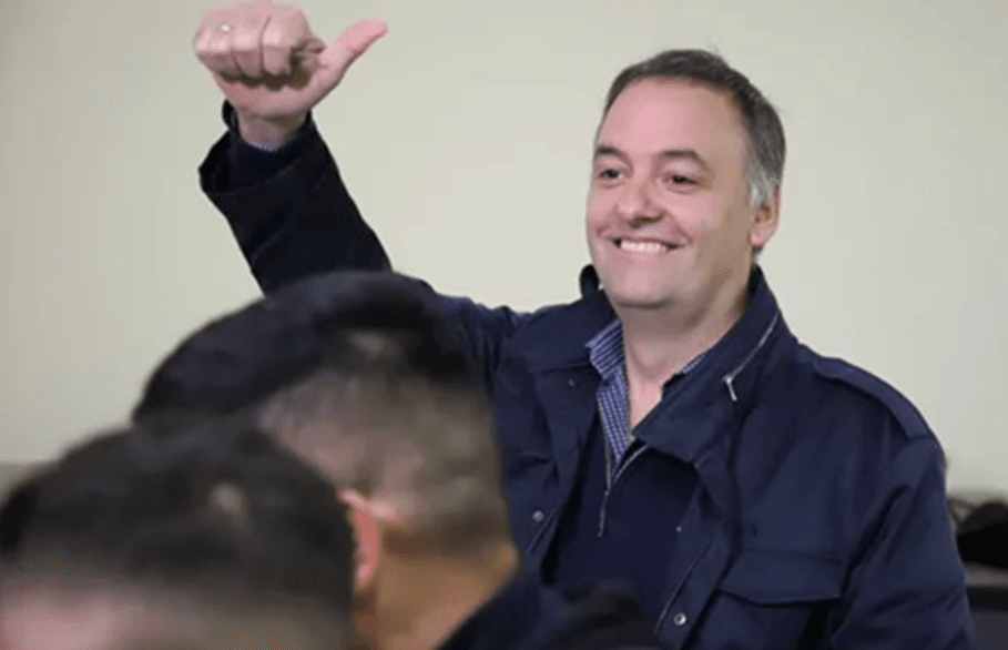 Ahora revelan que Adorni se gastó 8 millones en sábanas de lujo