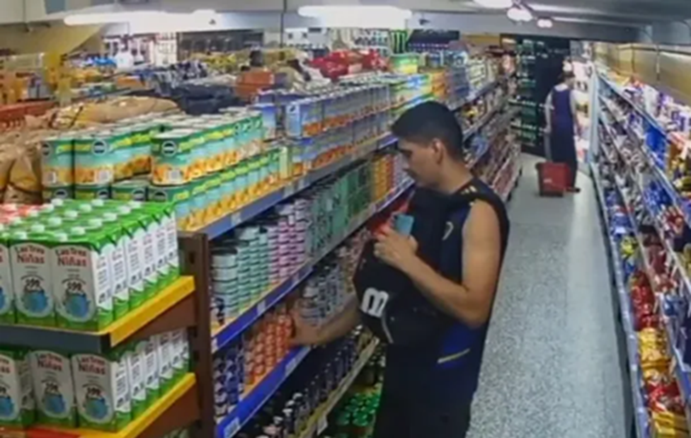 Joven se robó todo el atún de un supermercado y quedó grabado