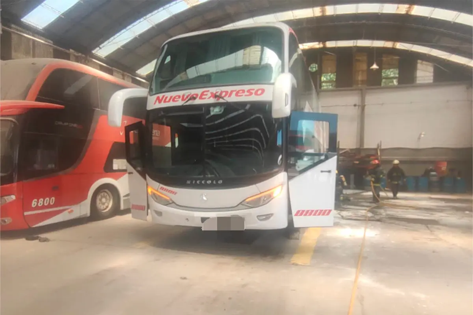 Explotó y se incendió un colectivo en Gualeguaychú: dos mecánicos resultaron heridos