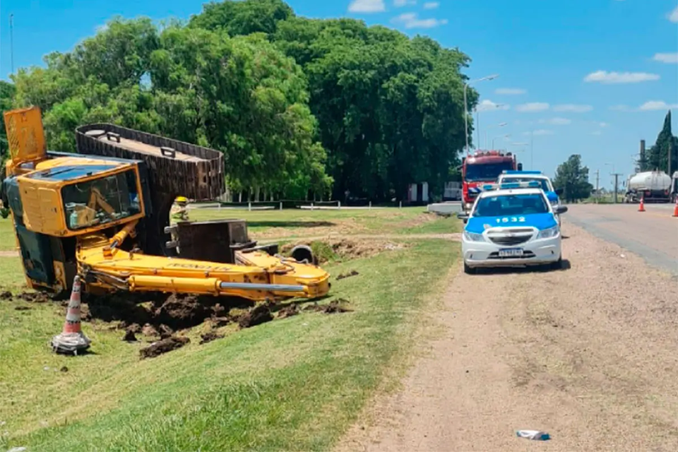 Conductor de un camión maniobró para evitar un choque y se le cayó la retroexcavadora que transportaba