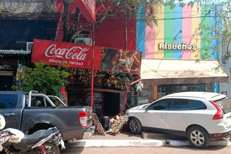 Turista chocó contra un local en Colón: una persona herida