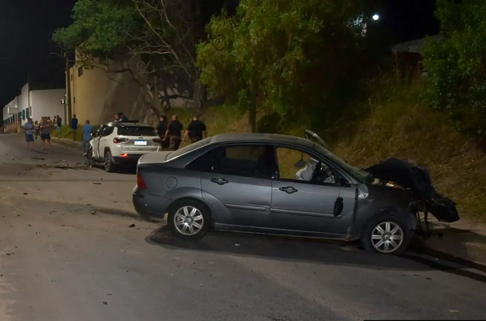 Choque frontal de autos en Diamante dejó un herido de gravedad