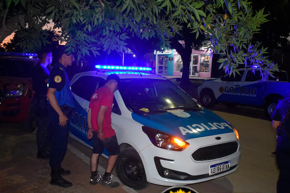 Motociclista embistió a un inspector en Chajarí y chocó contra un auto al intentar fugarse de un control