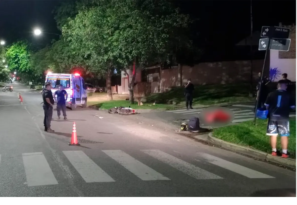 Motociclista se mató en Paraná tras chocar contra un poste: se informó la identidad