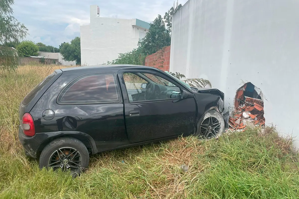 Un auto se incrustó contra una casa en Crespo