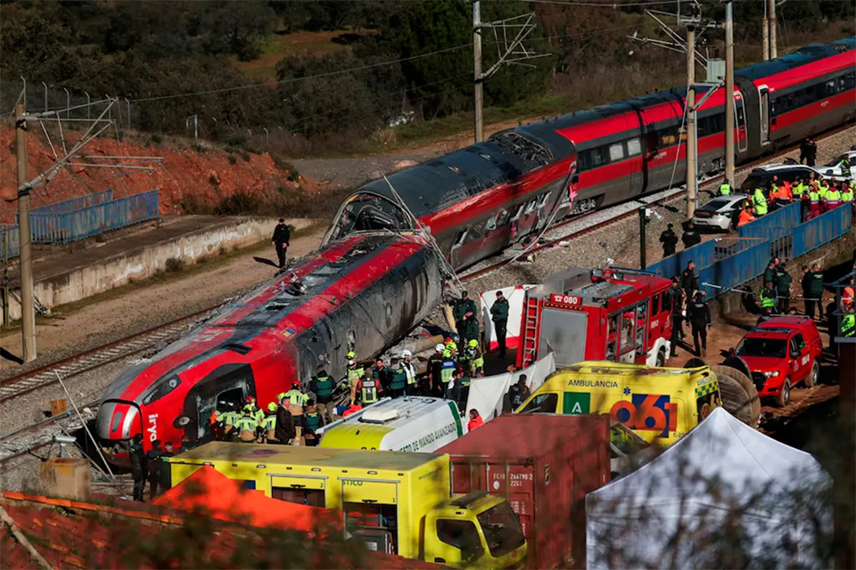 Ya son 40 los muertos por el descarrilamiento y choque de trenes en España