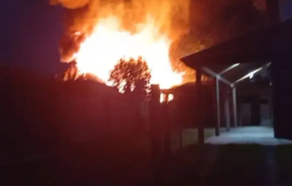 Voraz incendio consumió una vivienda en Caseros