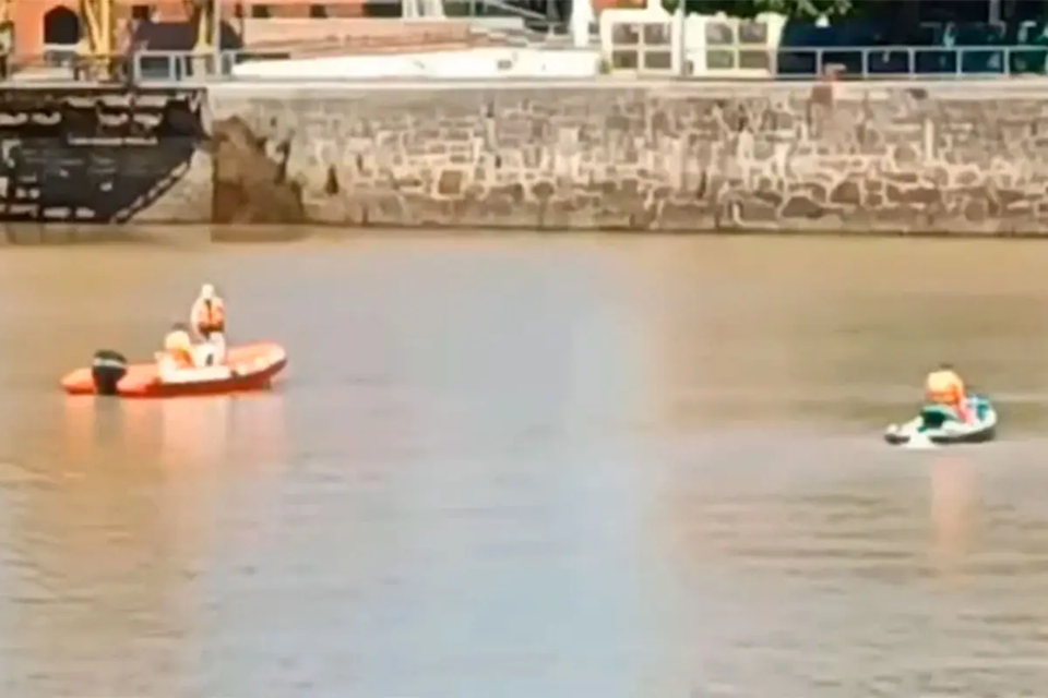 Hallaron el cuerpo sin vida de un hombre flotando en el río