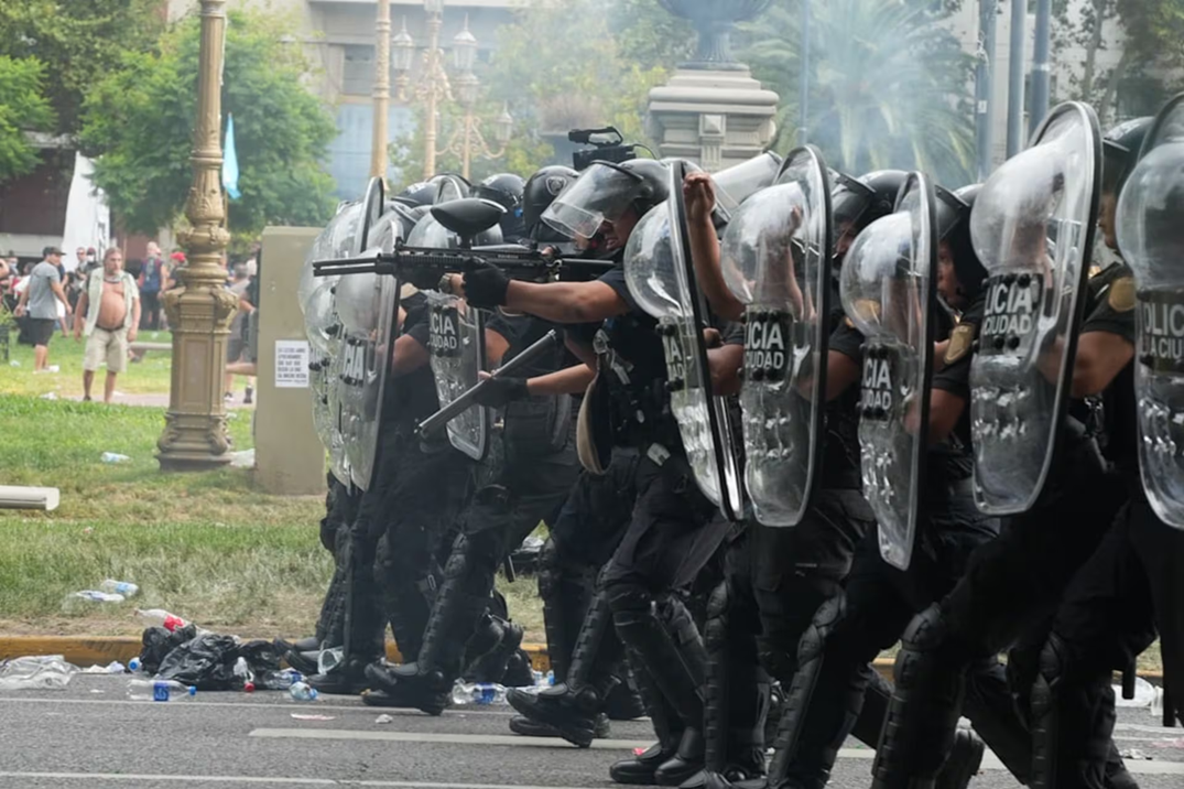 Brutal represión contra quienes protestaban por la reforma laboral de Milei