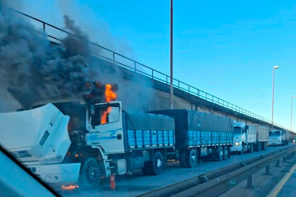 Incendio de un camión en la Ruta 12 provocó un corte total de tránsito