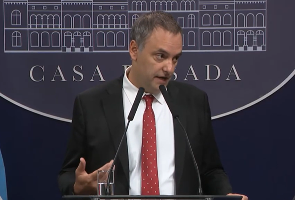 Karina no estuvo en la conferencia de Adorni y Menem se escondió en el fondo