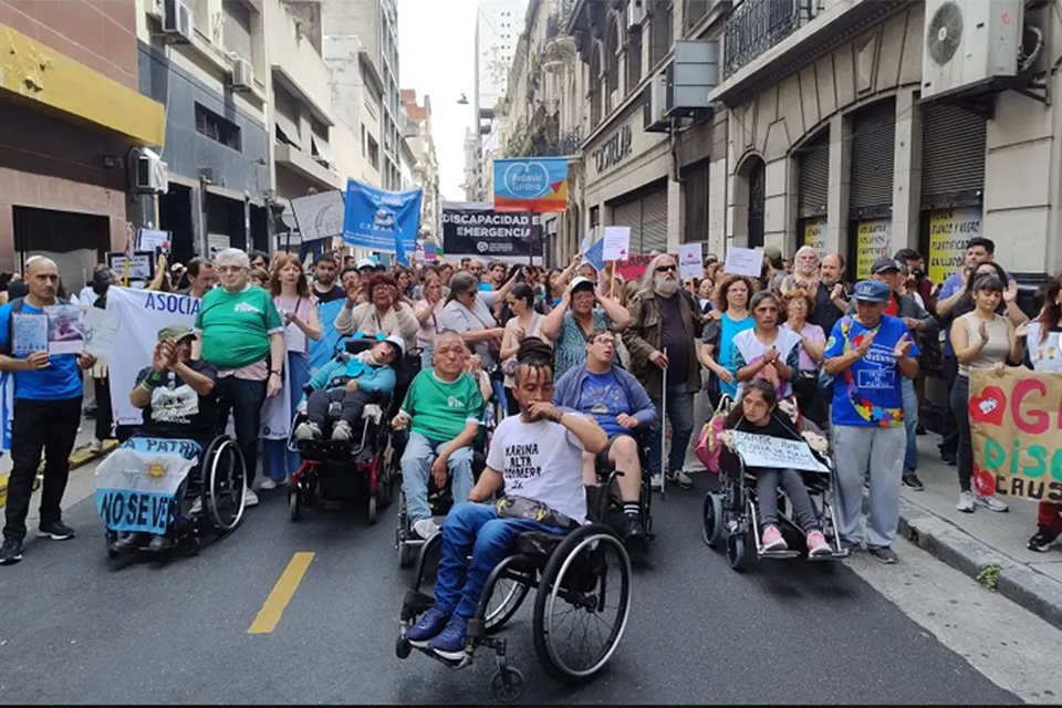 Discapacidad: exigirán a Caputo que transfiera de inmediato los fondos adeudados
