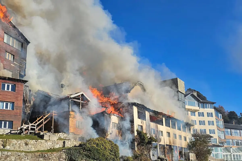 El histórico hotel Huemul de Bariloche fue consumido por las llamas tras un incendio
