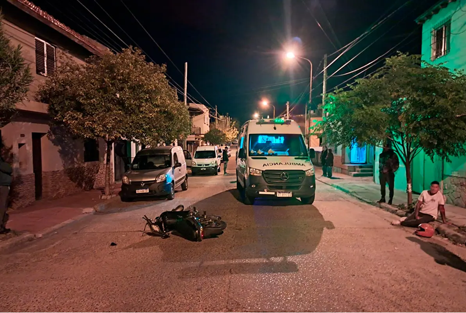 Detuvieron a motociclista tras choque que dejó gravemente herida a una mujer