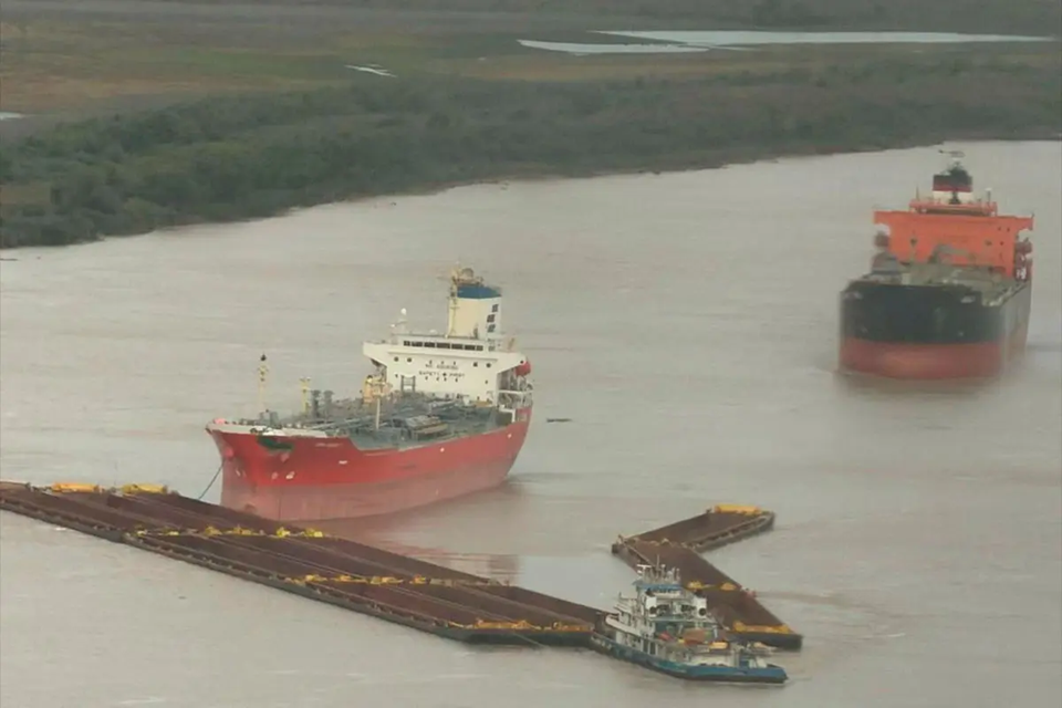 Fuerte choque de embarcaciones en el río Paraná