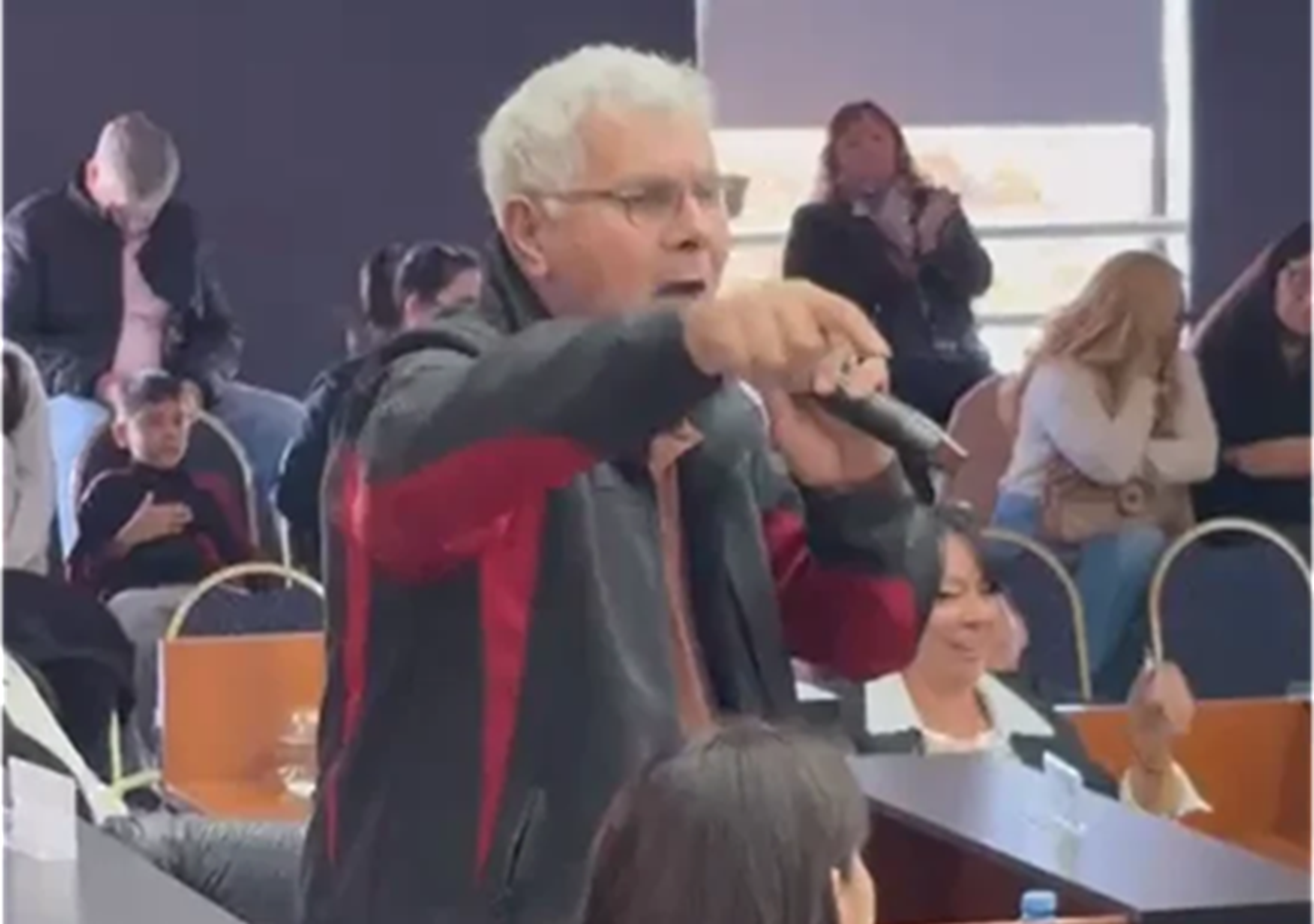 Concejal libertario estalló en plena sesión contra Adorni y Milei: "Nos están cagando a todos"