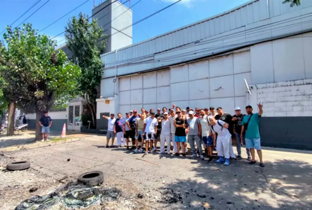 13 familias viven dentro de un frigorífico que cerró: Hace 7 meses que no nos pagan